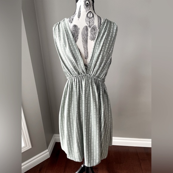 Light Green/White Dress - Picture 2 of 3